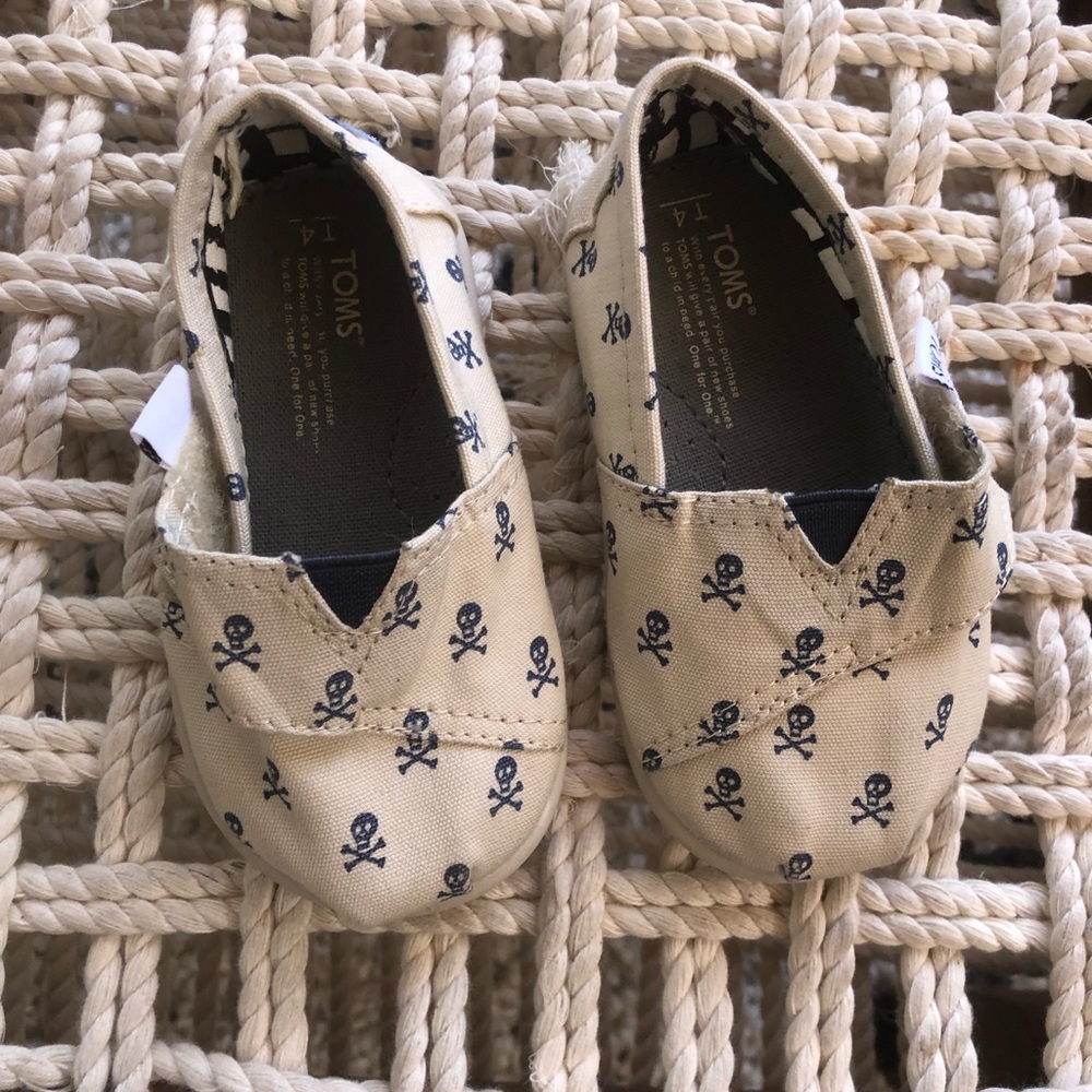 Toms toddler skull pattern